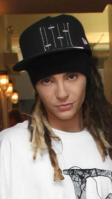 ai character: Tom Kaulitz background