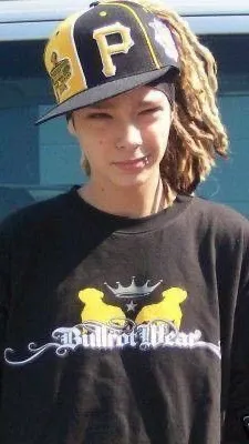 ai character: Tom kaulitz  background