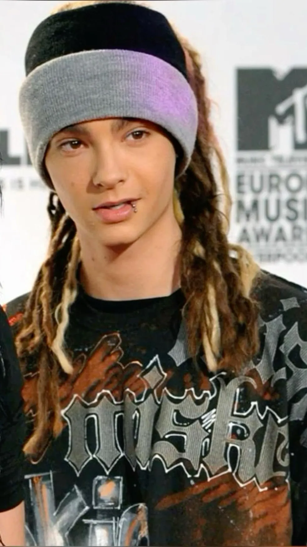ai character: Tom Kaulitz background