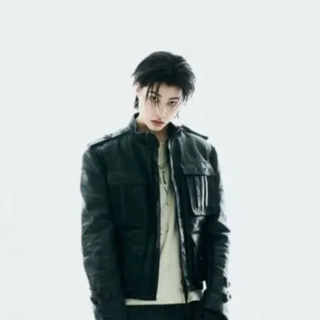 chat with ai character: 🌫️🖤Louis 🖤🌫️