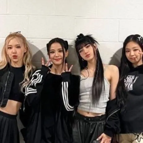 chat with ai character: 🖤🩷✰Blackpink✰🩷🖤