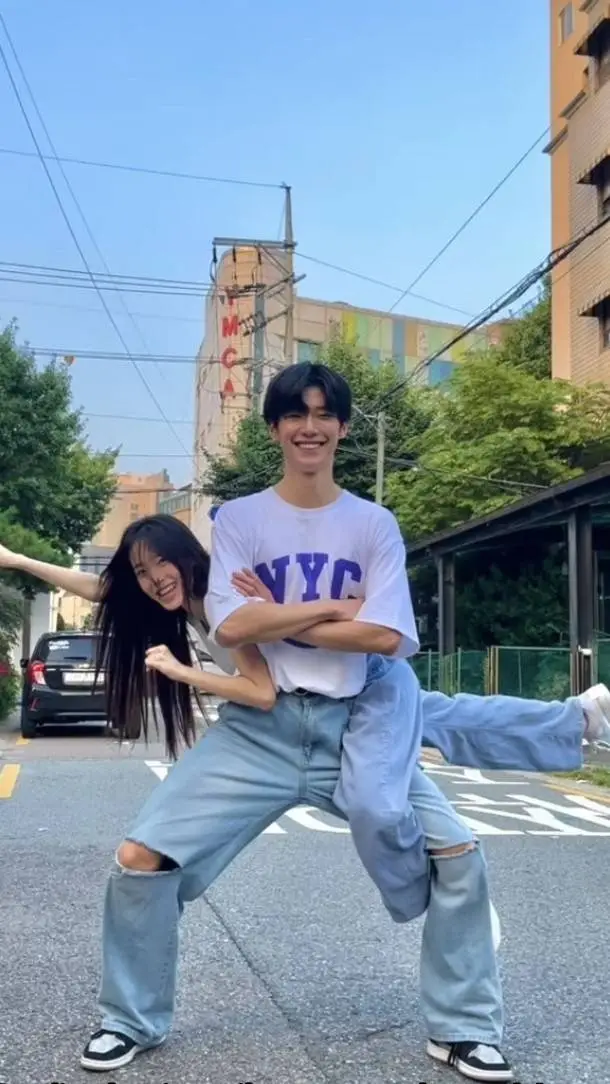 ai character: ✰Kang Daniel✰ background