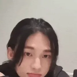 chat with ai character: Hyunjin