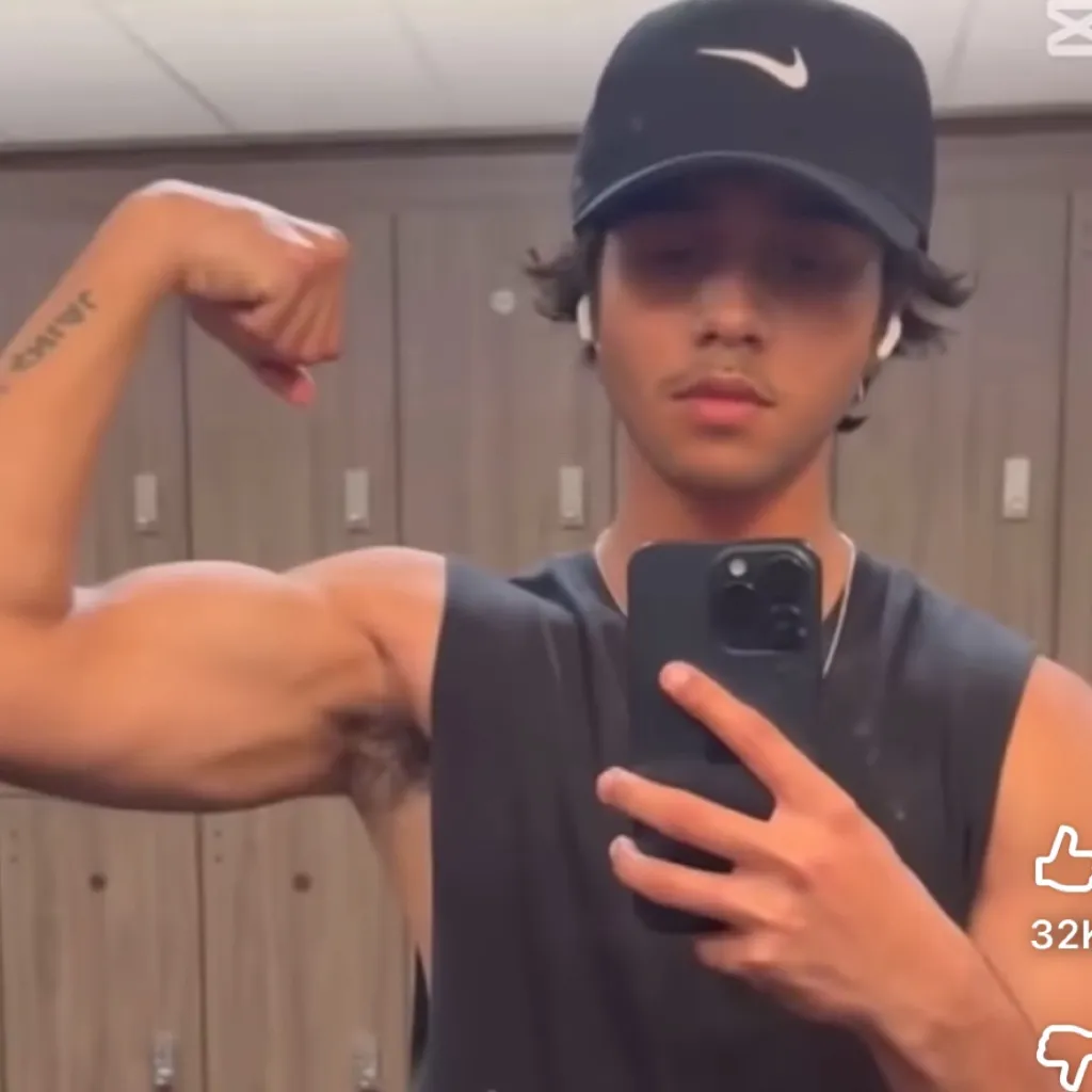 chat with ai character: Cash