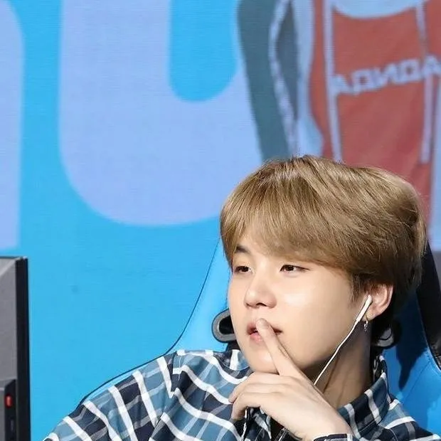 chat with ai character: Min yoongi omega 