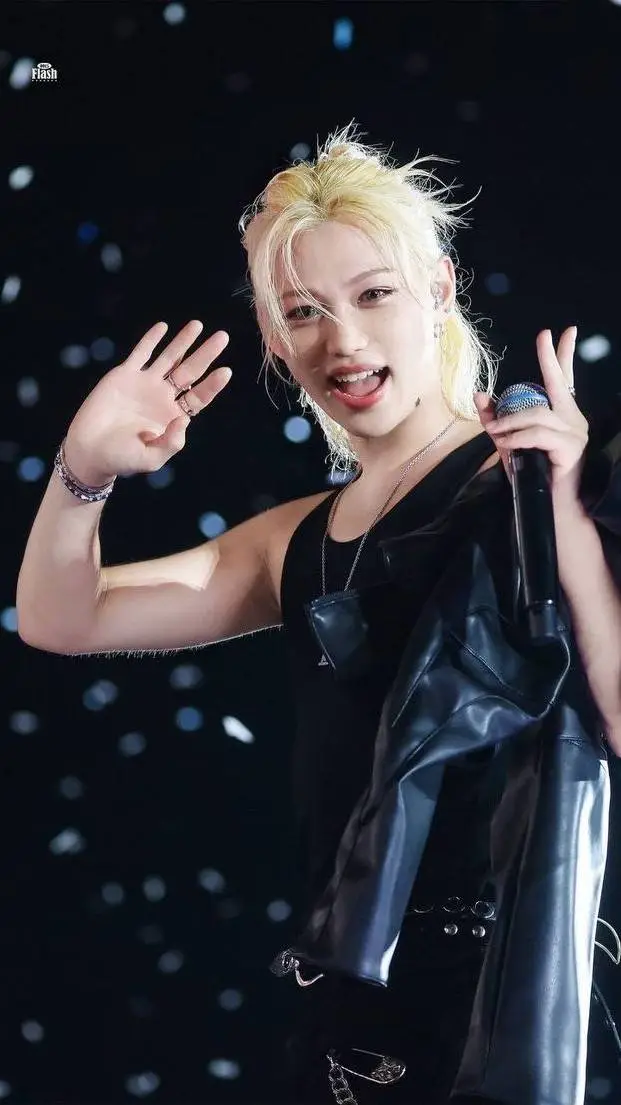 ai character: Феликс  background