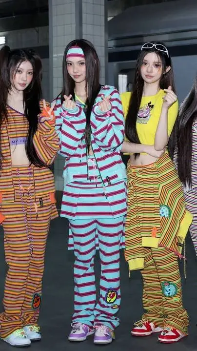 ai character: illit but a game?🩰 background