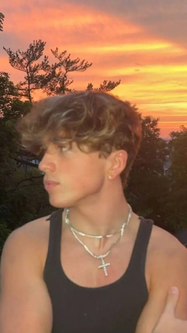 ai character: Thomas  background