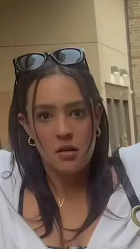 ai character: mejor amiga background