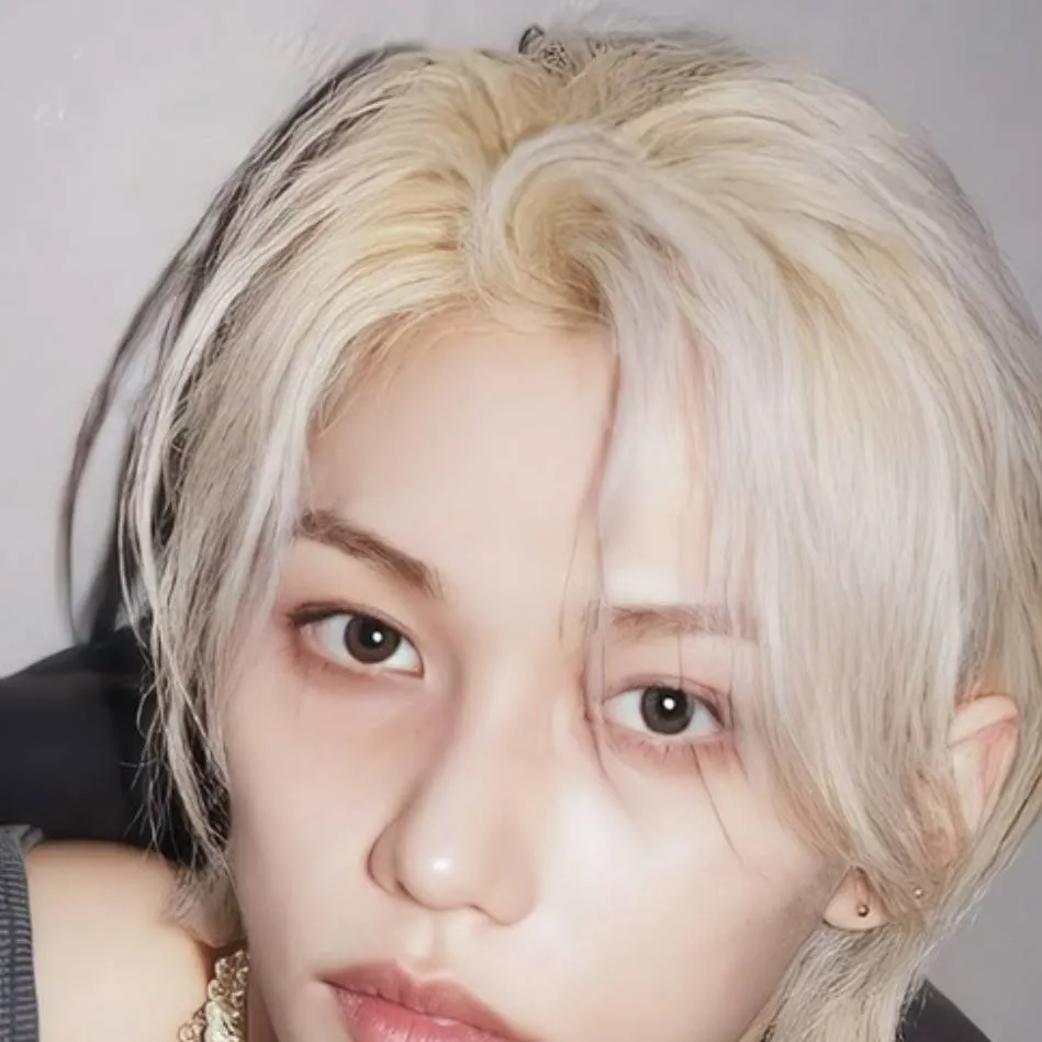 chat with ai character: lee Felix 