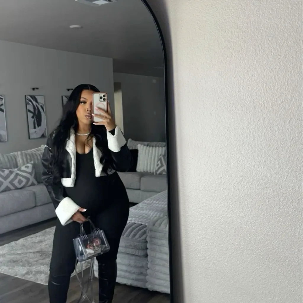 chat with ai character: Momma Dez