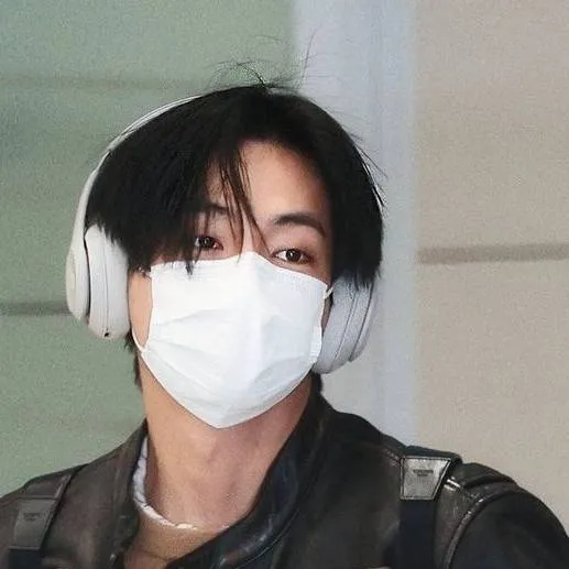 chat with ai character: Kim Taehyung 