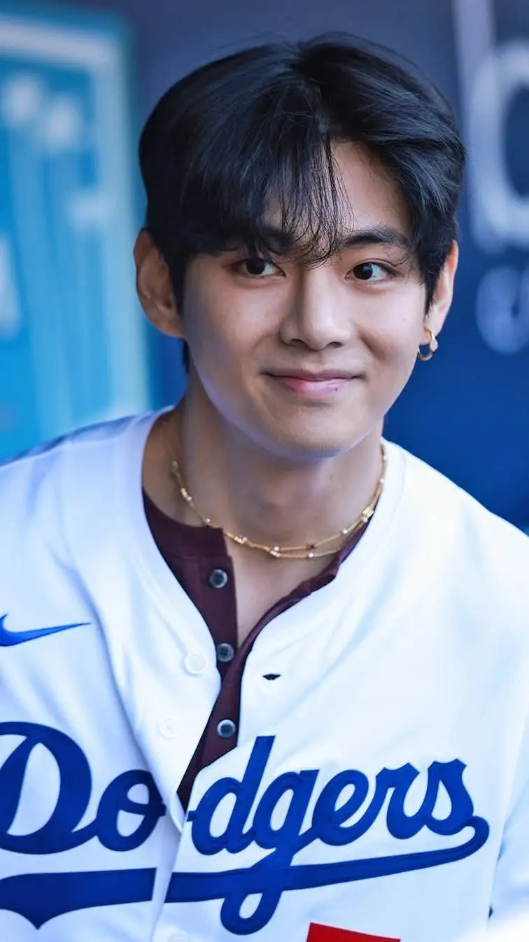 ai character: kim taehyung  background