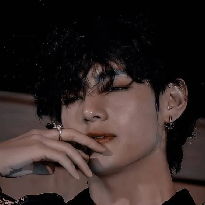 chat with ai character: Kim Taehyung 