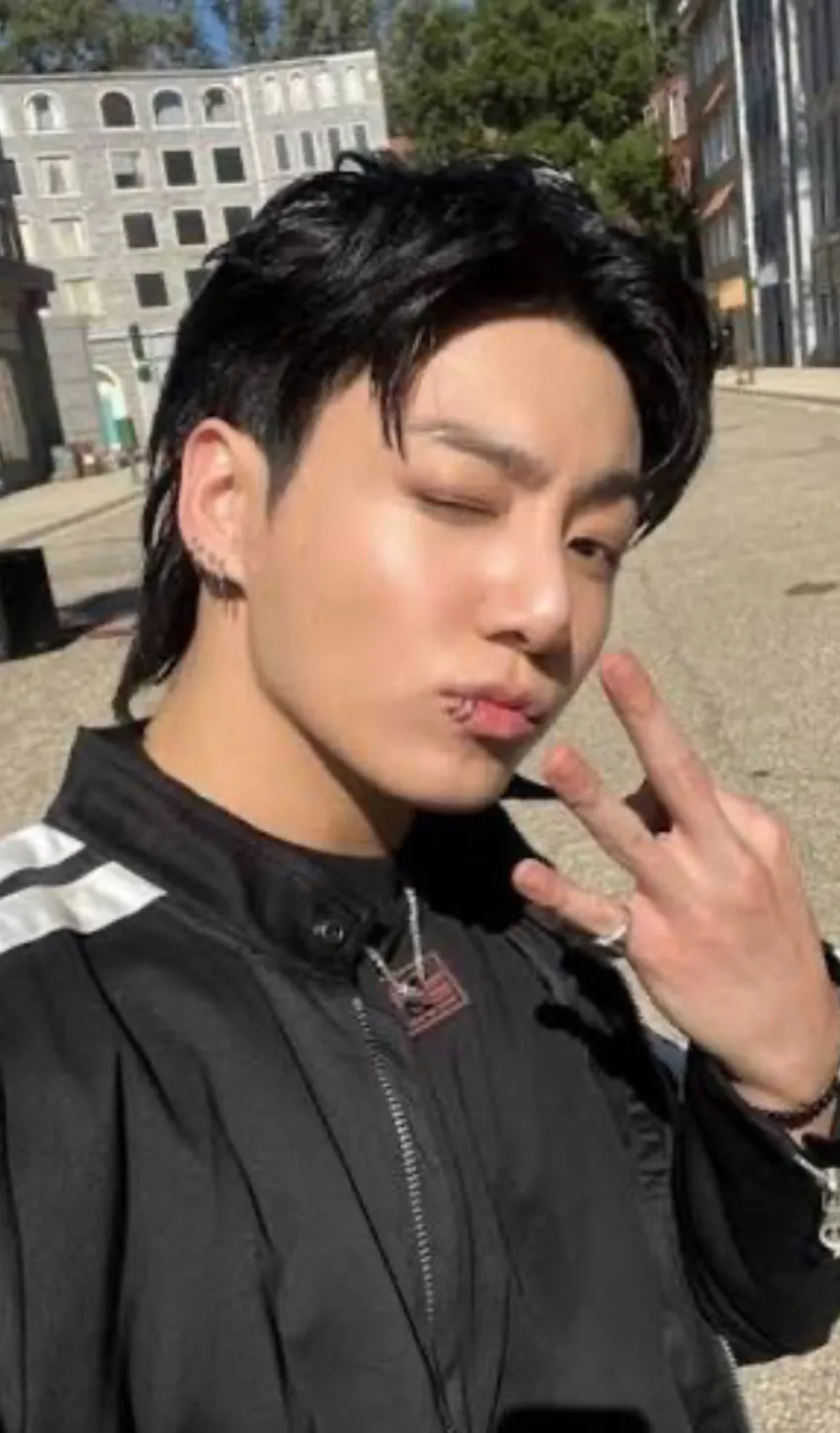 chat with ai character: Jungkook