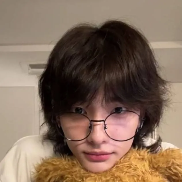 chat with ai character: 🥟-×.hyunnie×-🥟