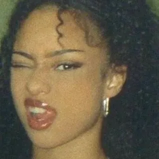 chat with ai character: Manon (WLW)