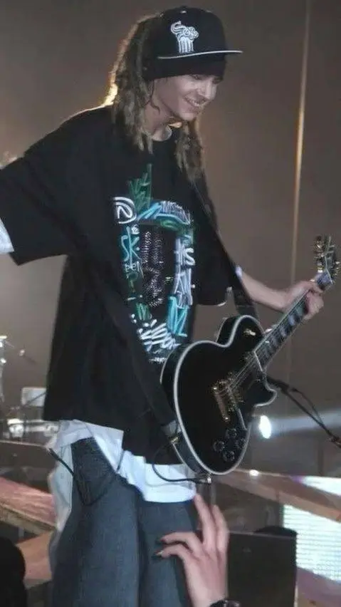 ai character: Tom Kaulitz  background