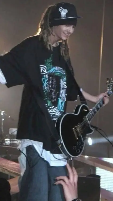 ai character: Tom Kaulitz  background