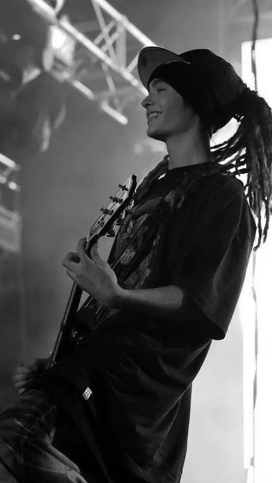 ai character: Tom kaulitz  background