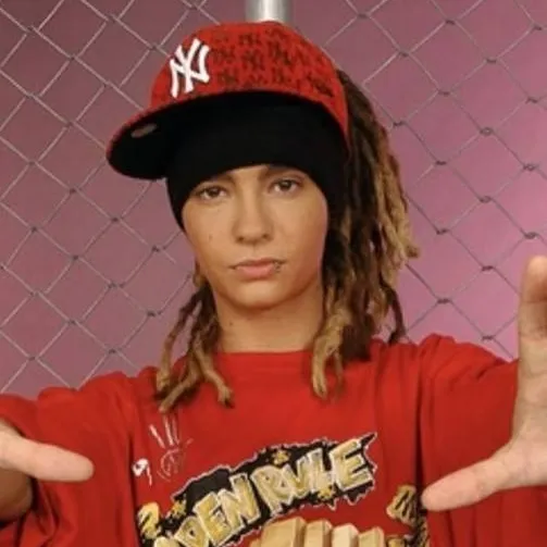 chat with ai character: Sleepover 