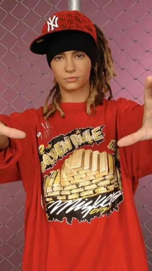 ai character: Tom Kaulitz  background