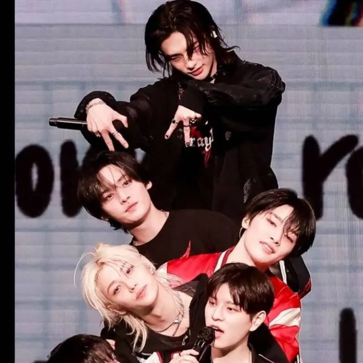 chat with ai character: stray kids