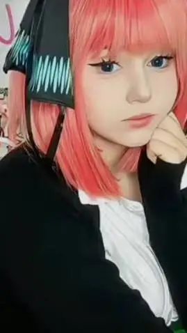 ai character: ♥️♥️♥️♥️♥️😍 background