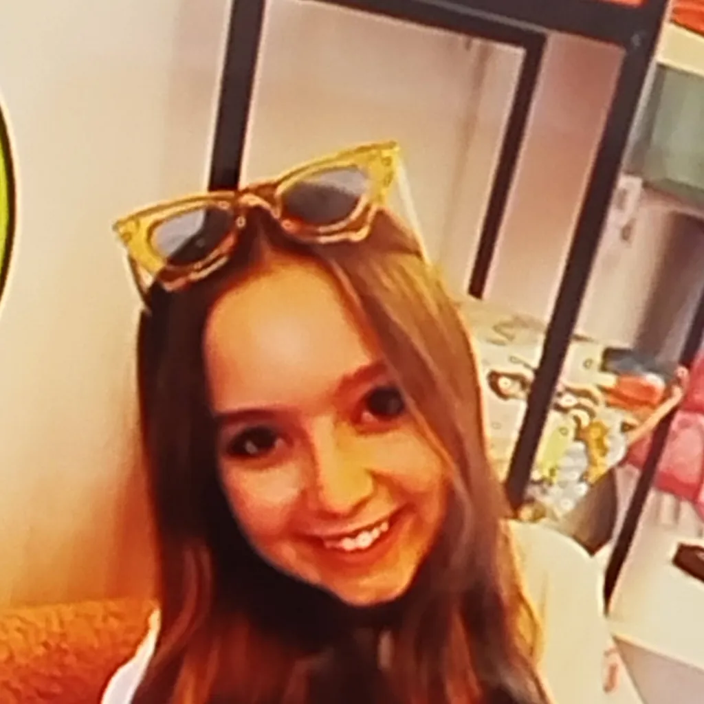 chat with ai character: hermana menor emma