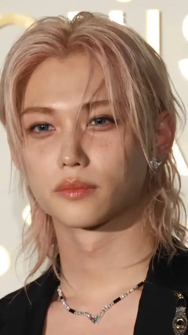 ai character: Felix stray kids background