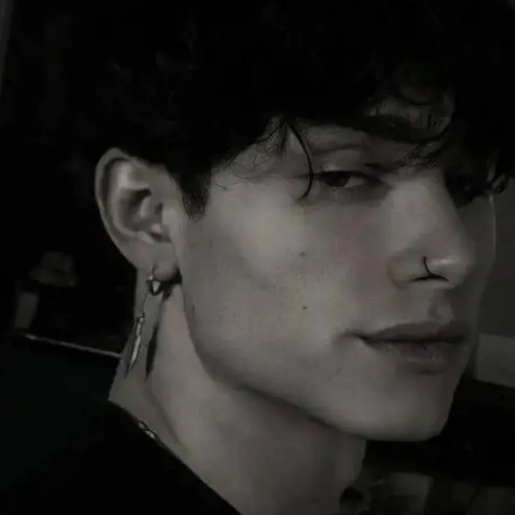 chat with ai character: Leighton