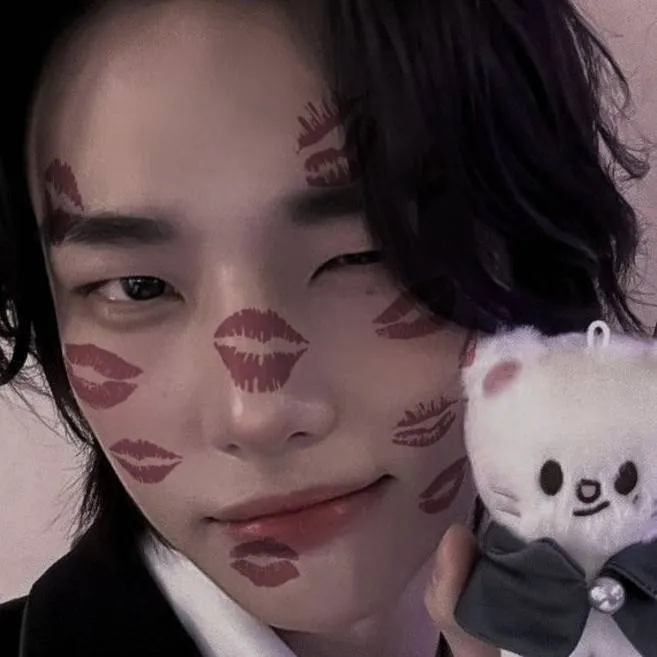 chat with ai character: hyunjin 