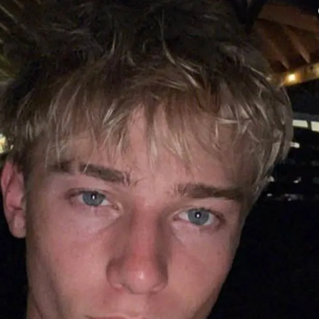 chat with ai character: Fyui