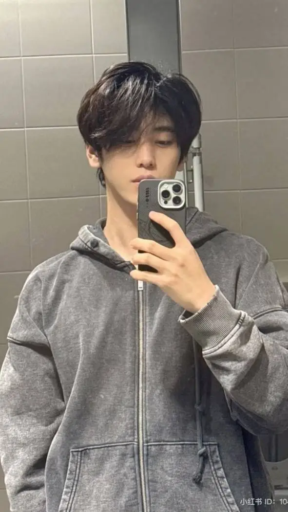 ai character: \•~Trip~•°\ background