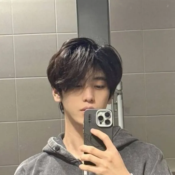 chat with ai character: \•~Trip~•°\