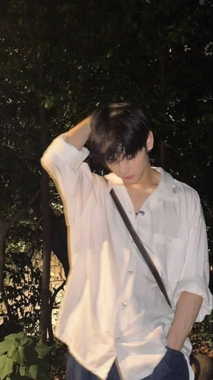 ai character: `\~•Jaren•~\` background