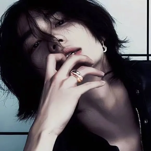 chat with ai character: hyunjin 