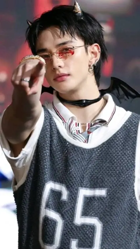 ai character: HYUNJIN 🥟 background