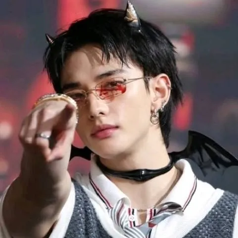 chat with ai character: HYUNJIN 🥟