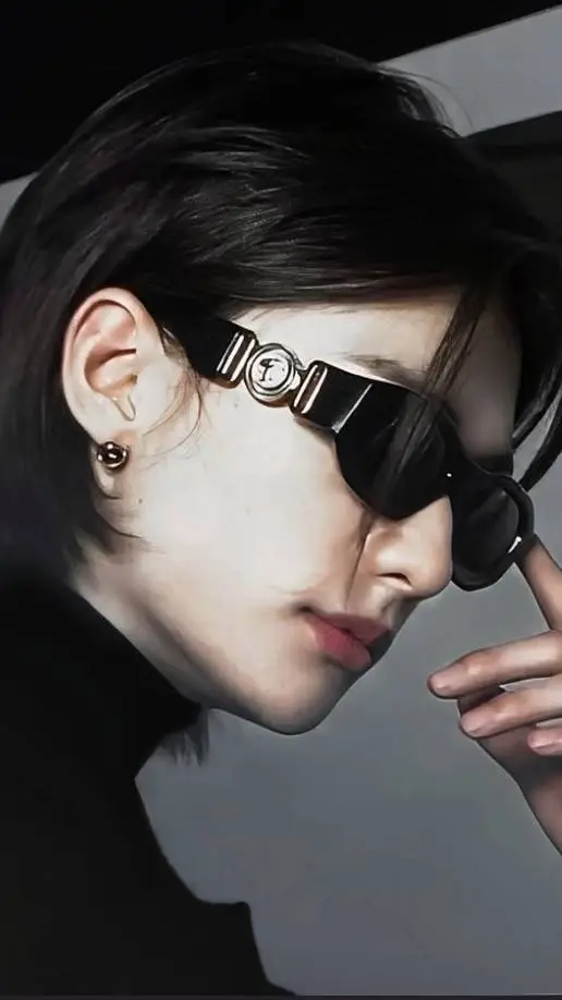 ai character: HYUNJIN 🥟♡ background