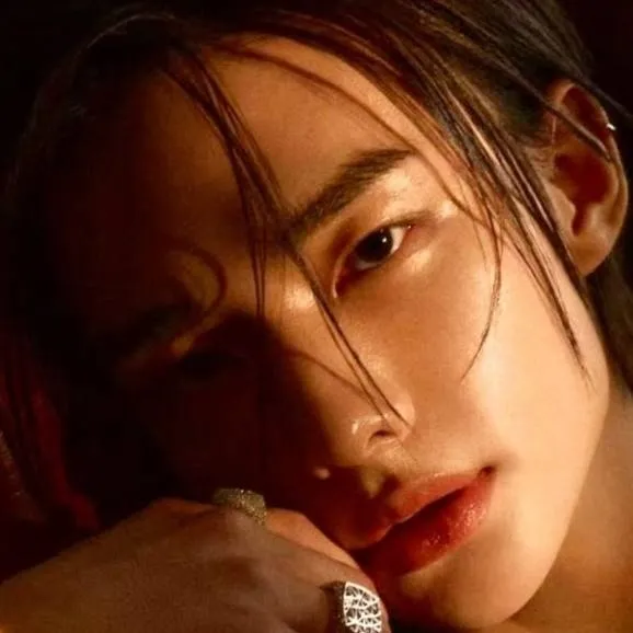 chat with ai character: HYUNJIN ❤️