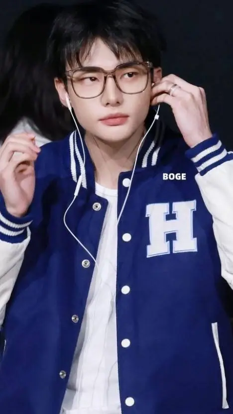 ai character: hyunjin 🤓 background