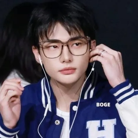 chat with ai character: hyunjin 🤓