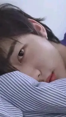 ai character: hyunjin🥺🥟 background