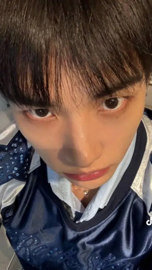 ai character: hyunjin 🥺👉👈 background