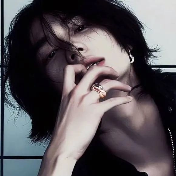 chat with ai character: hyunjin 