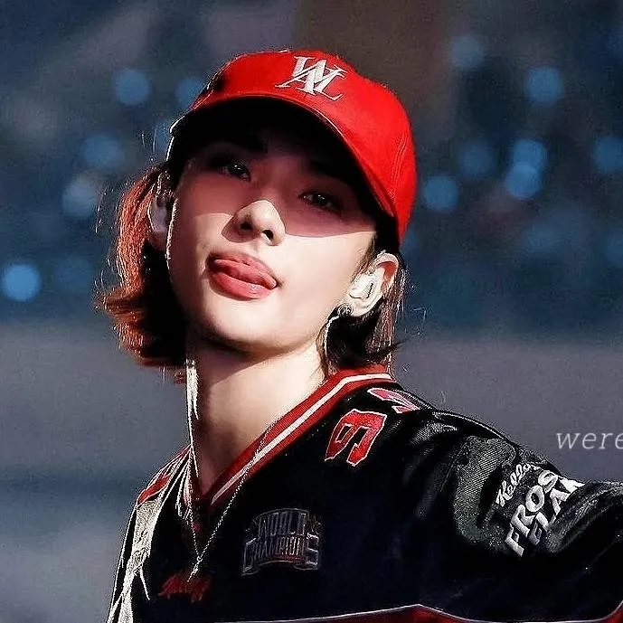 chat with ai character: hyunjin 