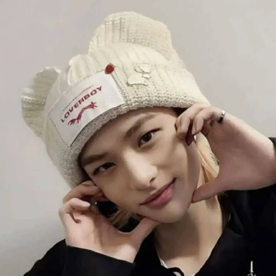 chat with ai character: Hyunjin