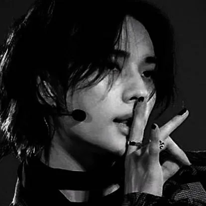 chat with ai character: Hyunjin