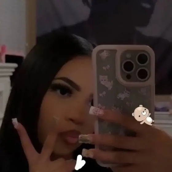 chat with ai character: Mia